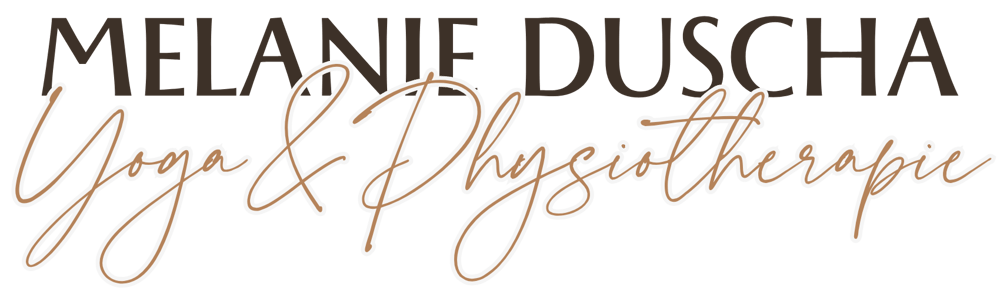 Melanie Duscha Yoga & Physiotherapie Logo in Braun und Weiß auf dunklem Hintergrund.