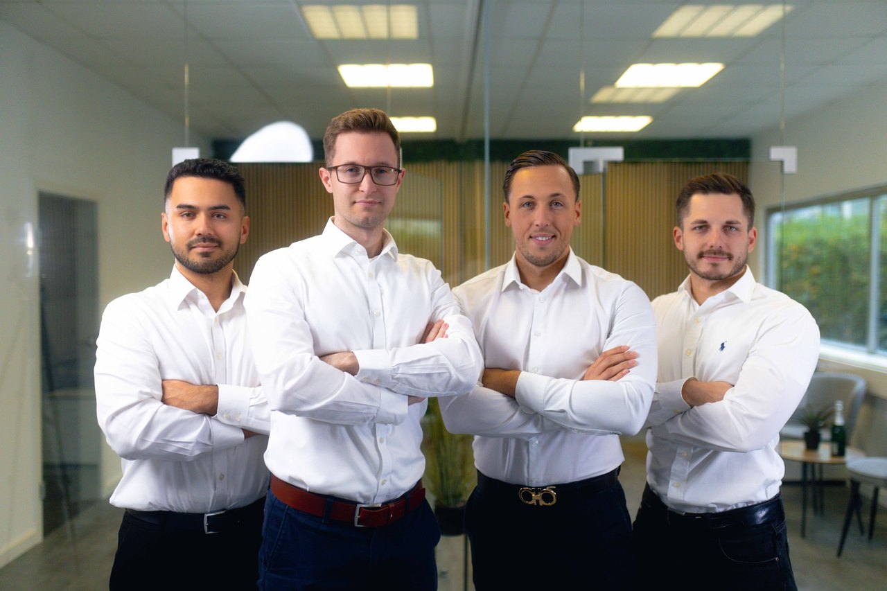 Handwerksbetrieb bei der Arbeit im Büro und auf der Baustelle