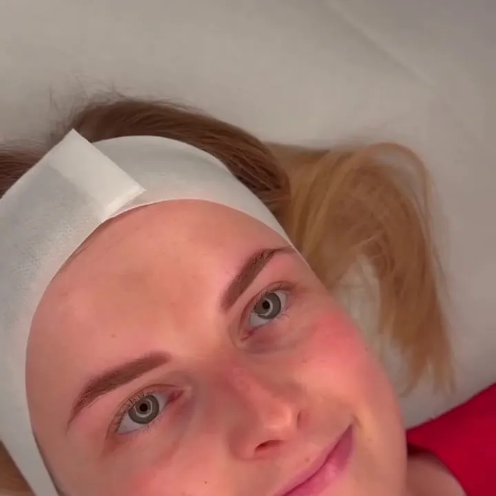 Dieselbe Kundin direkt nach der Powderbrows-Behandlung