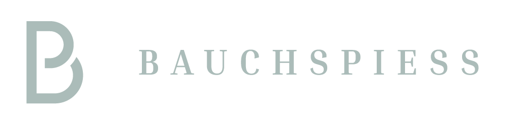 Grünes Logo mit einem stilisierten "B" und dem Wort "BAUCHSPIESS" in hellgrauer Schrift.