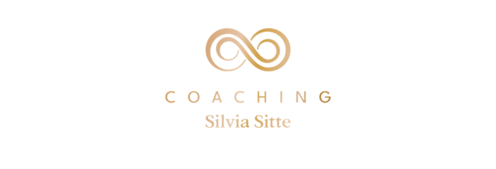 Goldenes Unendlichkeitszeichen über "COACHING Silvia Sitte" auf weißem Hintergrund.