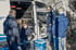Handwerker-Team im Gespräch am Firmenwagen