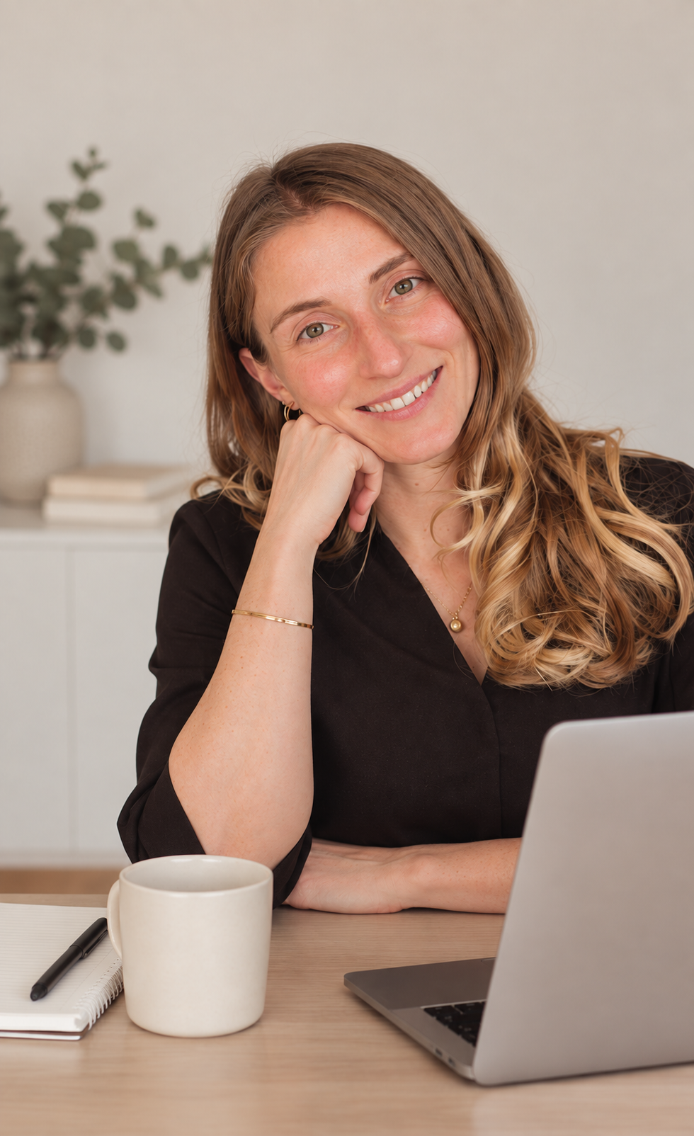 Vanessa Dörfler, Ayurveda-Gesundheitsberaterin und Pilatestrainerin, blickt in die Kamera.