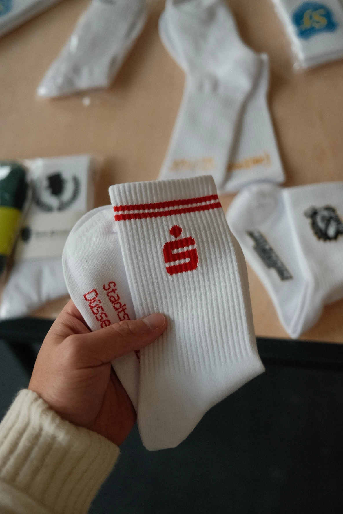 Teamsocken mit eingestricktem Vereinslogo als Beispiel für Vereinssocken