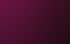 Magenta-lila Nordlichter über einem Haus und Bäumen; die Lichter spiegeln sich auf einer glänzenden Oberfläche.