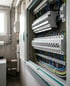 Neu gebaute Elektro-Verteilungsanlage mit beschrifteten Sicherungsautomaten in einem Einfamilienhaus in Volkertshausen