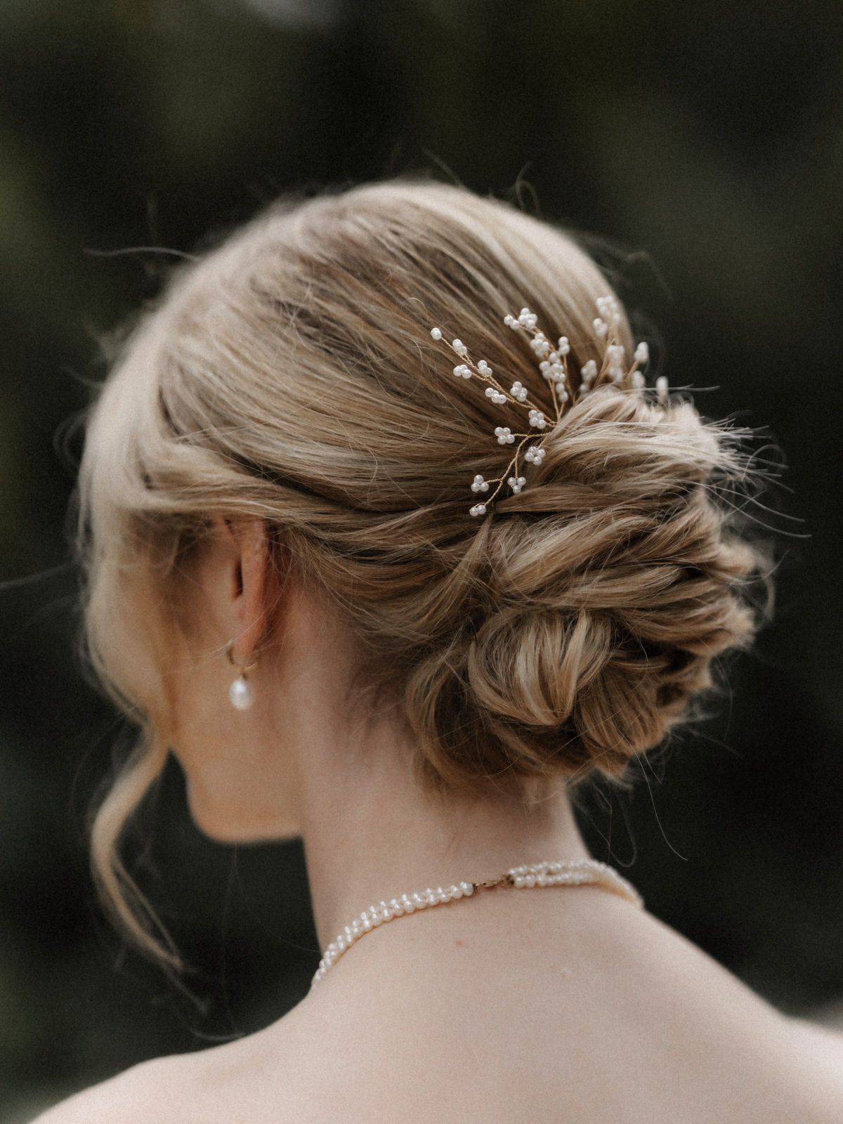 Detailaufnahme der Brautfrisur mit Haarschmuck im Schloss Eller in Düsseldorf.