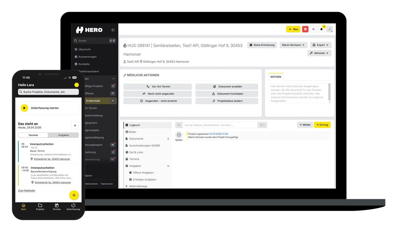 HERO Handwerkersoftware: Projektansicht mit Logbuch und möglichen Aktionen auf einem Laptop, davor die HERO-App mit Tagesterminen und Zeiterfassung auf einem Smartphone