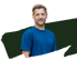 Lächelnder Mann (Kim) mit kurzen blonden Haaren, Bartstoppeln und blauem T-Shirt