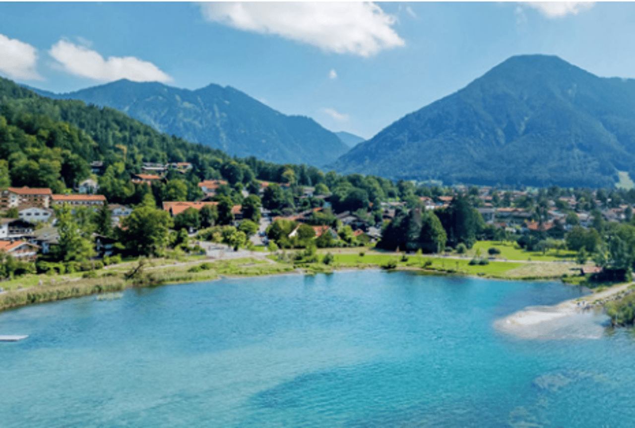 Blick über die Egerner Bucht auf Rottach-Egern und die umliegenden Berge