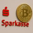 Rotes Sparkassen-Logo neben einer goldenen Bitcoin-Münze