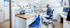Ein Techniker der Zahnarztpraxis Zahngesundheit Eifel arbeitet konzentriert an einem Schreibtisch in einem modernen Dentallabor.