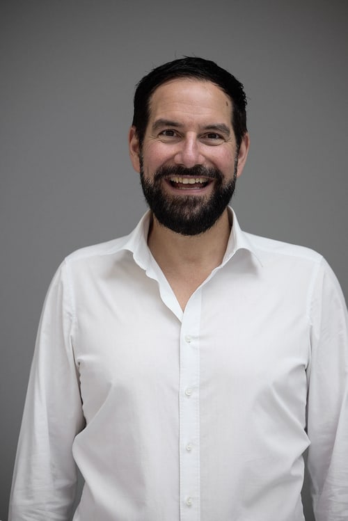 Matthias Lechner, Veranstalter des Future Leadership Day Innsbruck 2026, lächelnd im weißen Hemd