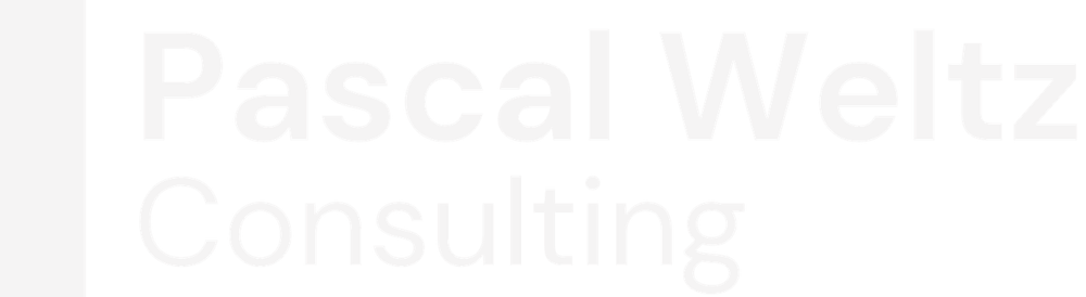 Pascal Weltz Consulting Logo mit dunkelblauem Balken links und schwarzem Text auf grünem Hintergrund.