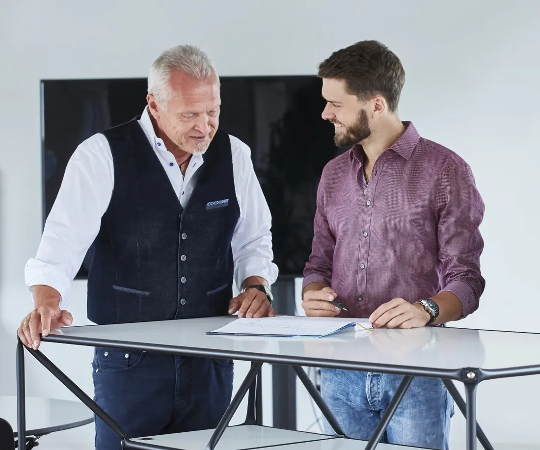 Nils Westrich im Gespräch mit einem Unternehmer am Stehtisch