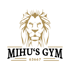 Goldener Löwenkopf über "MIHU'S GYM" und "63667" auf dunkelgrünem Hintergrund.