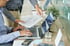 Besprechung von Webdesign-Konzepten und Textentwürfen am Laptop – Grundlage für individuelle Website-Inhalte bei Pixelflow.