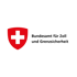 Rotes Wappen mit weißem Kreuz neben dem Text "Bundesamt für Zoll und Grenzsicherheit".