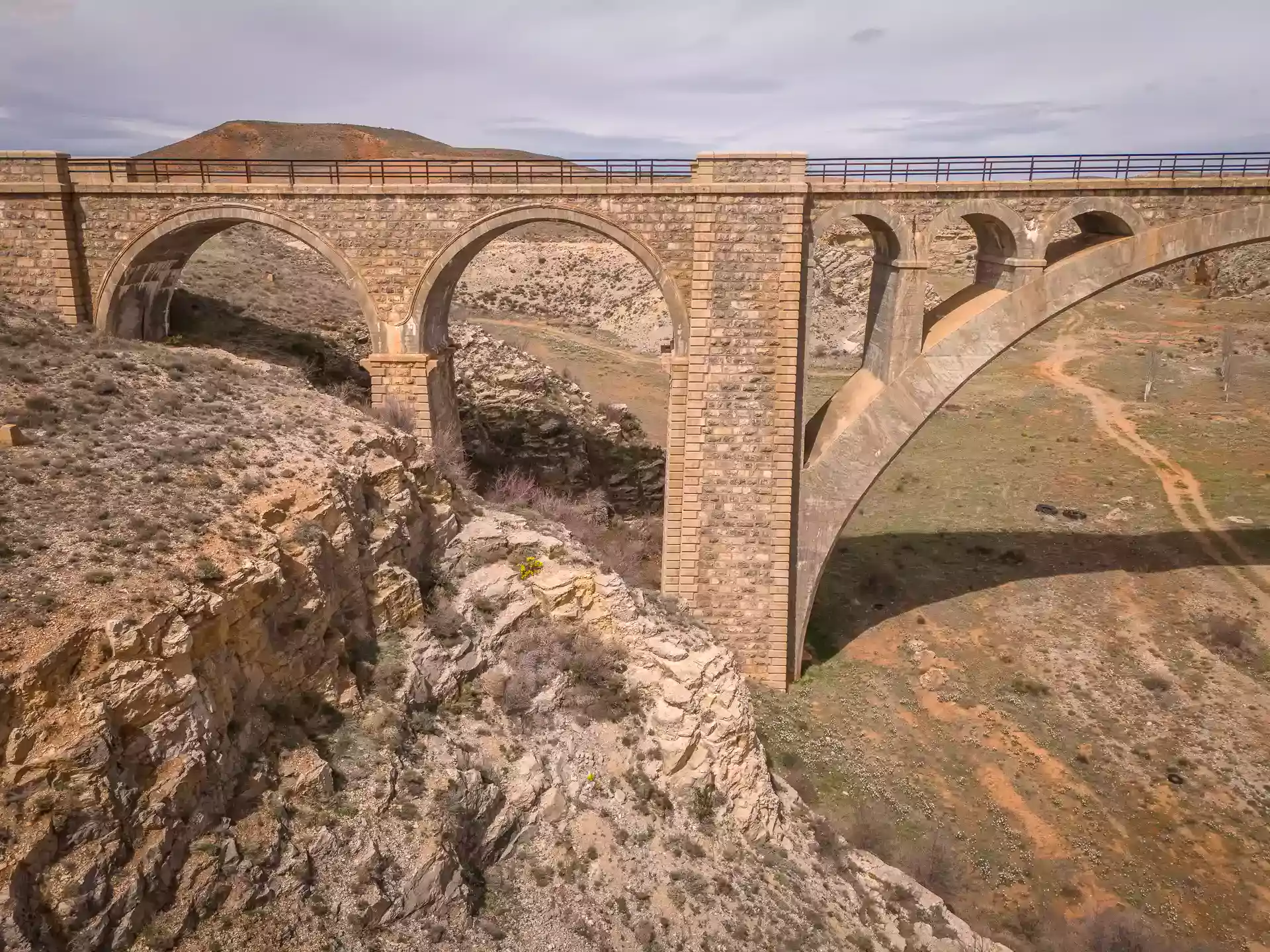 Drohnenfotografie: Luftaufnahme einer Landschaft in 4K mit dramatischem Licht