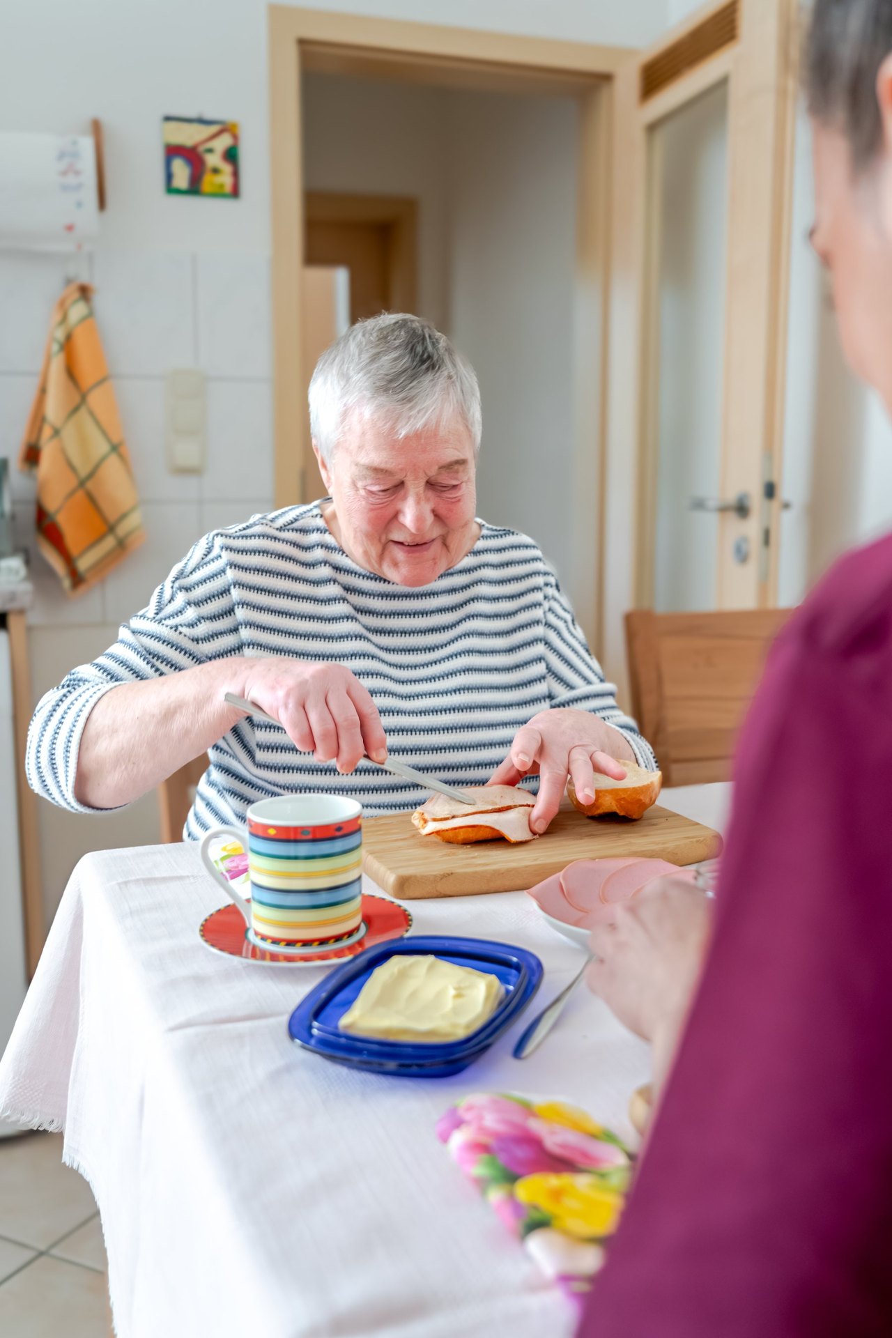 Betreuungskraft von Home Instead mit Seniorin