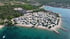 Luftaufnahme eines Küstenabschnitts mit einem Campingplatz, Strand, Meer und Booten Camp Buquez- Drage Kroatien.