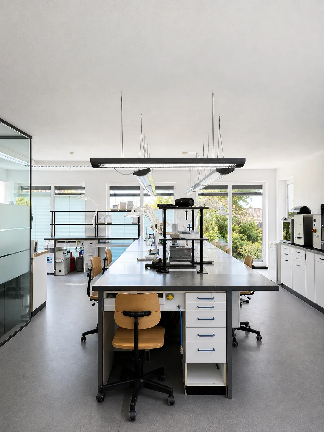 Handwerklicher Arbeitsplatz im Labor von ADU-Dental