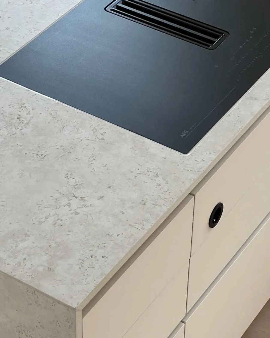 Flächenbündig eingelassenes Kochfeld mit Muldenlüfter von AEG in der Dekton-Arbeitsplatte