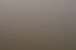 Eine Berghütte auf einem Hügel bei Sonnenuntergang, umgeben von Bäumen, mit einem Auto davor.