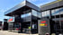 Schwarze Formel-1-Gebäude mit Glasfenstern und roten F1-Logos, eines mit "PIRELLI F1" und "PASSION FOR PERFORMANCE".