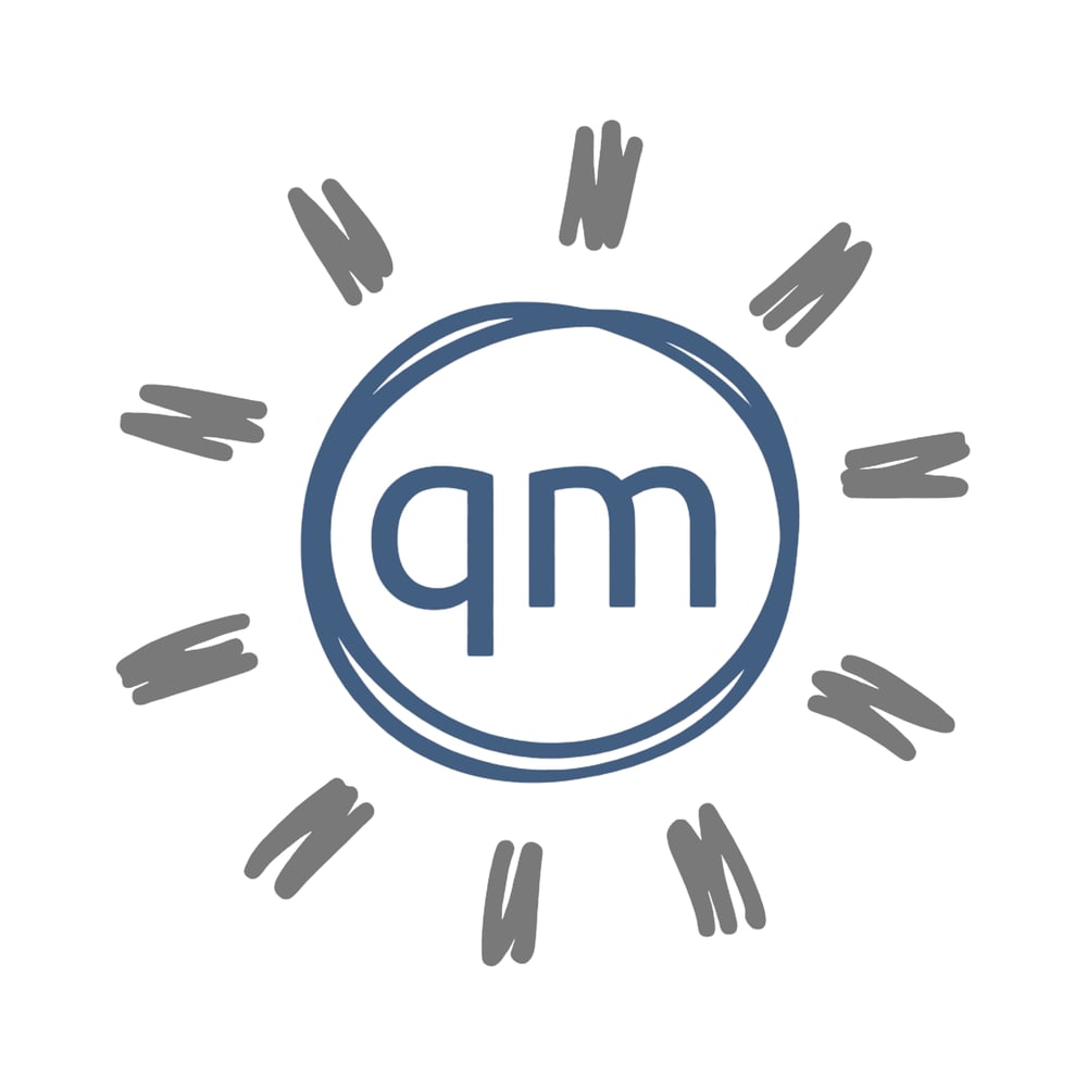 qm-Logo in einem blauen Kreis mit grauen, sonnenstrahlähnlichen Strichen.