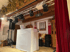 DJ-Setup mit Traversen und Lichttechnik in traditioneller Hochzeits-Location mit Holzbalken