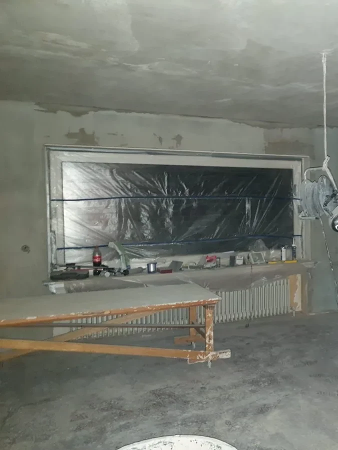 Abgeklebter Raum mit Folie auf dem Boden