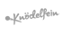 Grauer Schriftzug "Knödelfein" auf dunkelgrünem Hintergrund, links ein stilisiertes Besteck.