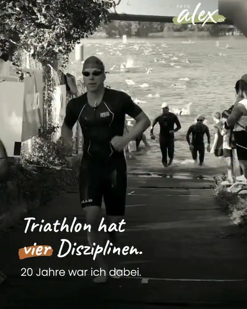 Schwarzweiss-Foto: Alex läuft im Triathlon-Anzug vom See in die Wechselzone, hinter ihm weitere Athleten im Wasser. Darauf der Text «Triathlon hat vier Disziplinen. 20 Jahre war ich dabei.»