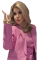 Blonde Frau in pinkem Blazer und Weste zeigt mit dem Finger nach oben.