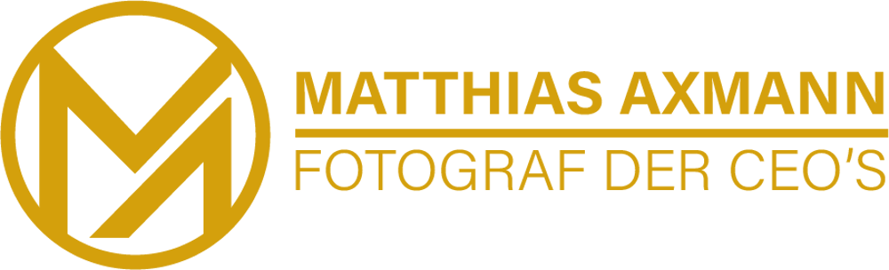 Logo mit goldenem "M" in Kreis und Text "MATTHIAS AXMANN FOTOGRAF DER CEO'S" auf grünem Hintergrund.