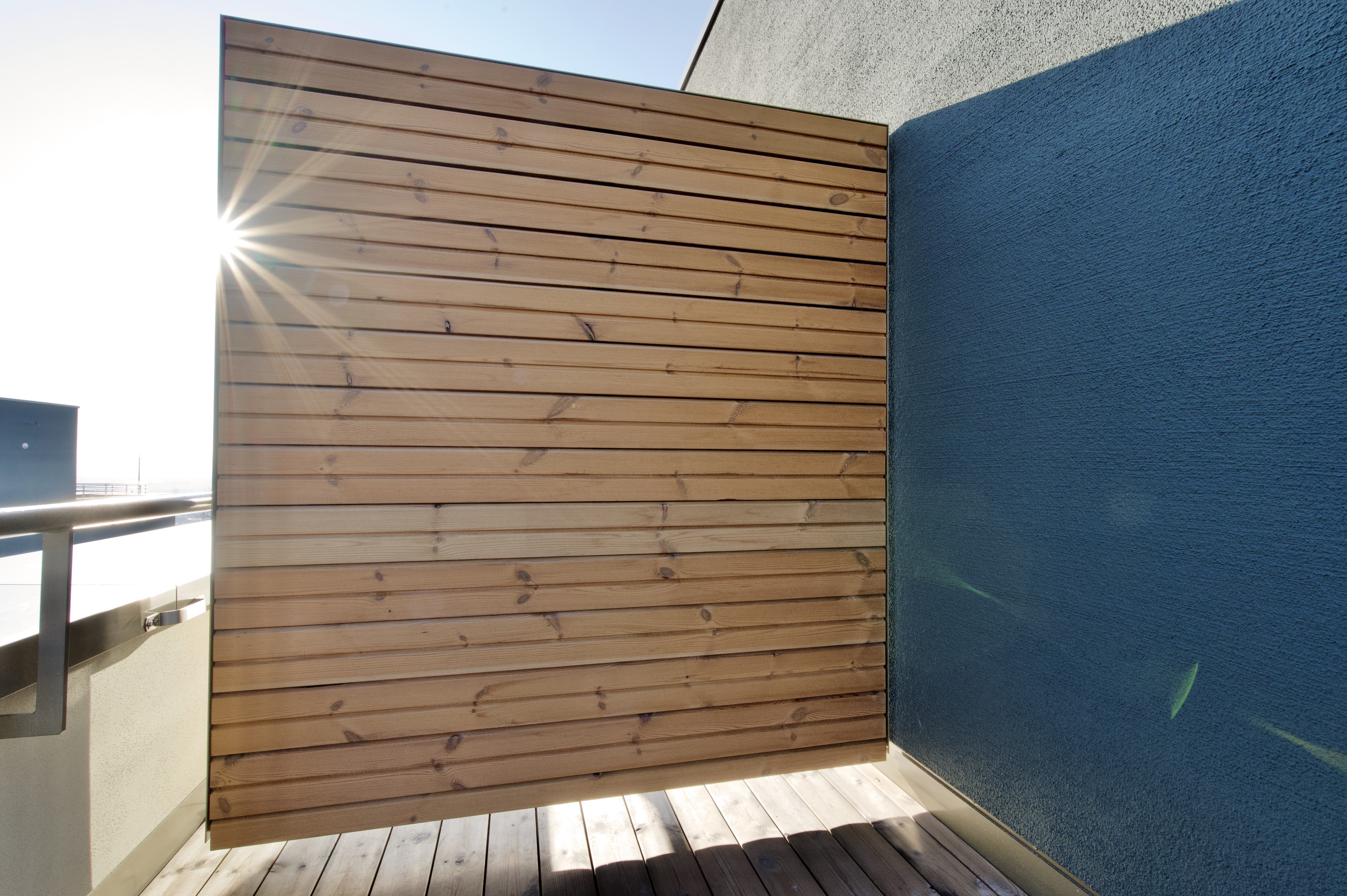 Großprojekt Himmelsruh – Holzverkleidung und Holzterrasse an einer Gebäudeecke
