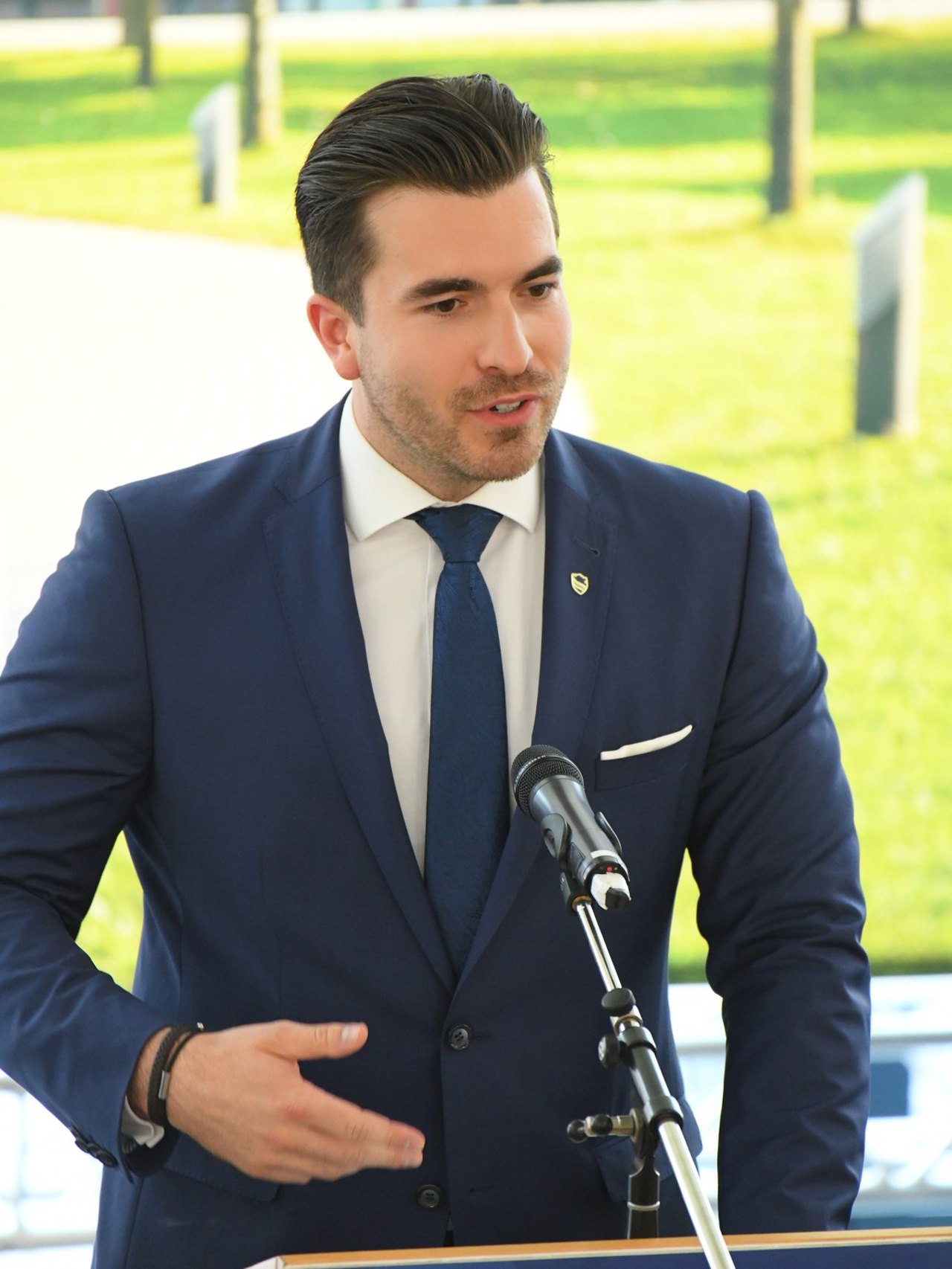 Dominik Haintz spricht am Redepult