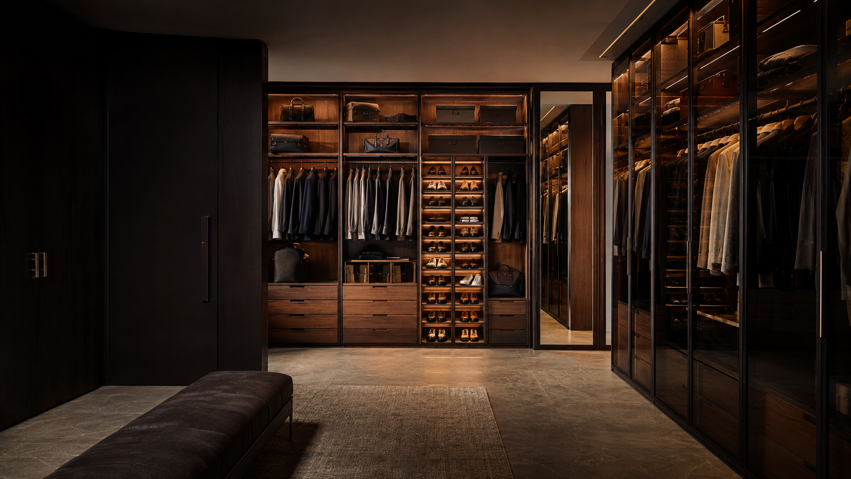 Closet premium a medida con madera natural, vidrio ahumado e iluminación cálida diseñado por Lolo Morales Studio