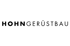 HOHNGERÜSTBAU Schriftzug in Schwarz auf dunkelgrünem Hintergrund.