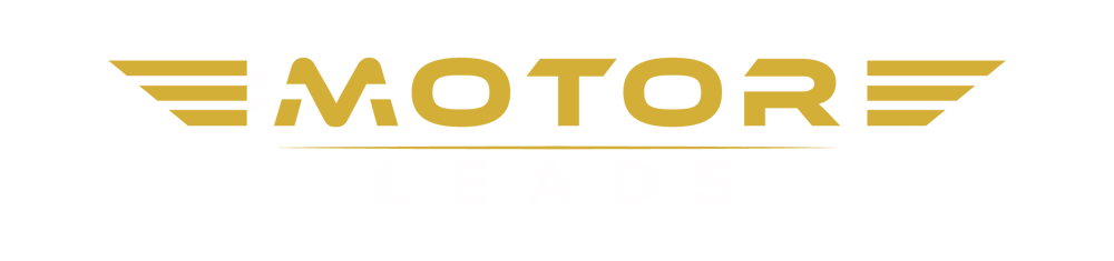 Goldener "MOTOR"-Schriftzug mit Flügeln und weißem "LEADS"-Schriftzug auf grünem Hintergrund.