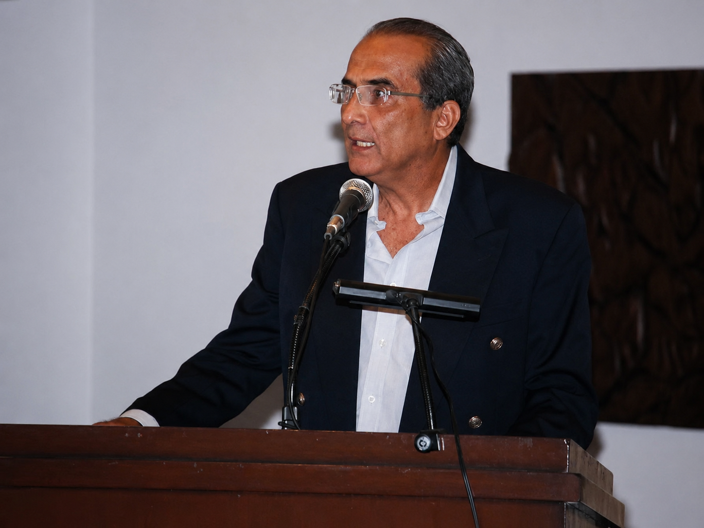 Lolo Morales con figuras culturales y diplomáticas