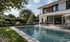 Modernes weißes Wohnhaus mit Swimmingpool, Terrasse, Gartenmöbeln und grüner Bepflanzung von Mayr Schwimmbad Technik.