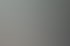 Zwei Männer in Hemden sitzen lächelnd an einem Besprechungstisch bei einem geschäftlichen Meeting im Büro.
