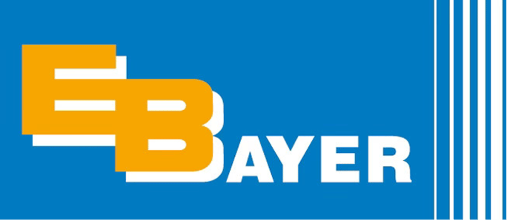 Blaues Logo mit gelben Buchstaben "EB" und weißen Buchstaben "Bayer", rechts vertikale weiße Streifen.