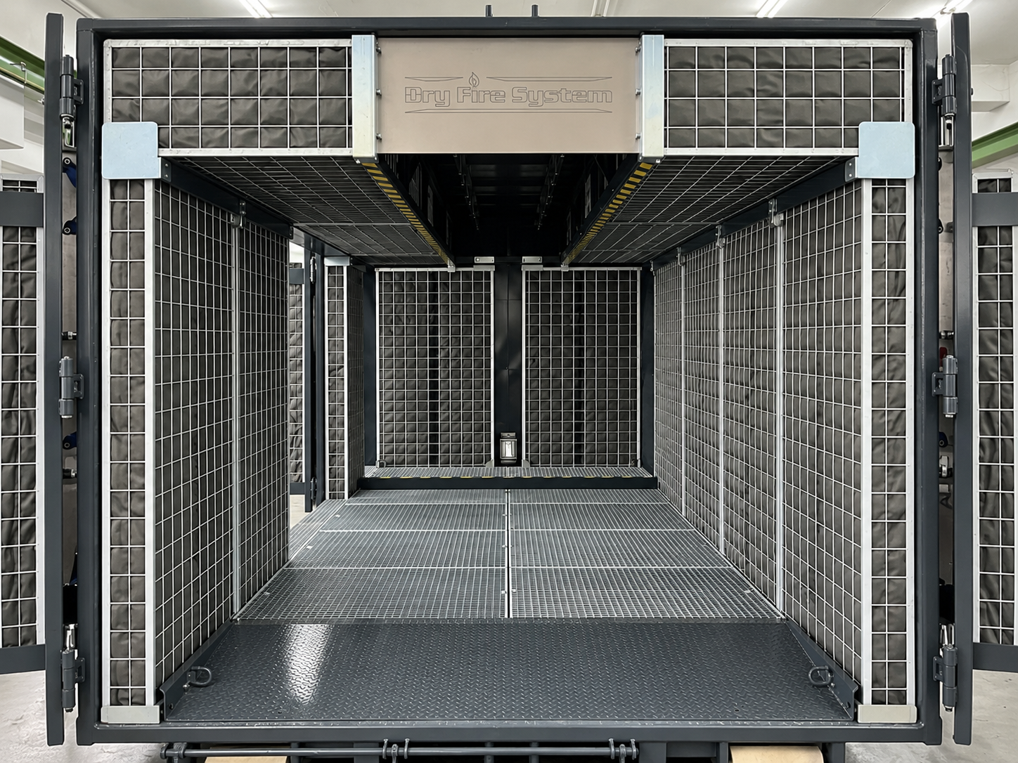 Innenansicht des Dry Fire Con mit AkkuGrain-Gabionen
