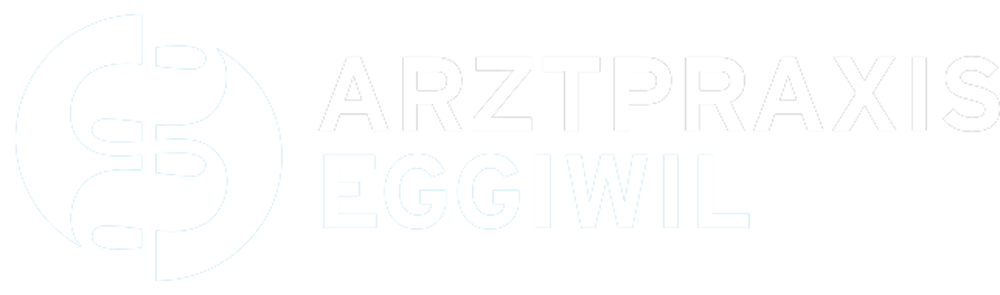 Logo der Arztpraxis Eggiwil mit dem Äskulapstab in einem kreisförmigen Symbol auf schwarzem Hintergrund.