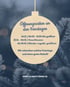 Beige Weihnachtskugel mit Text "Öffnungszeiten an den Feiertagen" und Auflistung der Öffnungszeiten vor Tannenbaumhintergrund.