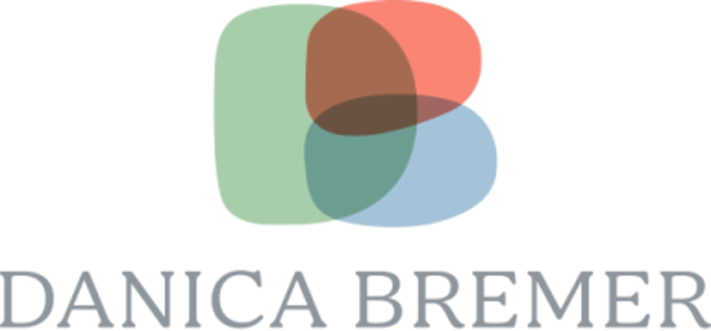 Logo mit überlappenden, abgerundeten Formen in Grün, Rot und Blau über dem Text "DANICA BREMER".