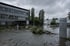 Überschwemmtes Gebäude mit Ästen im Wasser und Schild "Deloreiherwerft" unter bewölktem Himmel - Software-KRITIS Notfall- und Krisenmanager (NKM®).